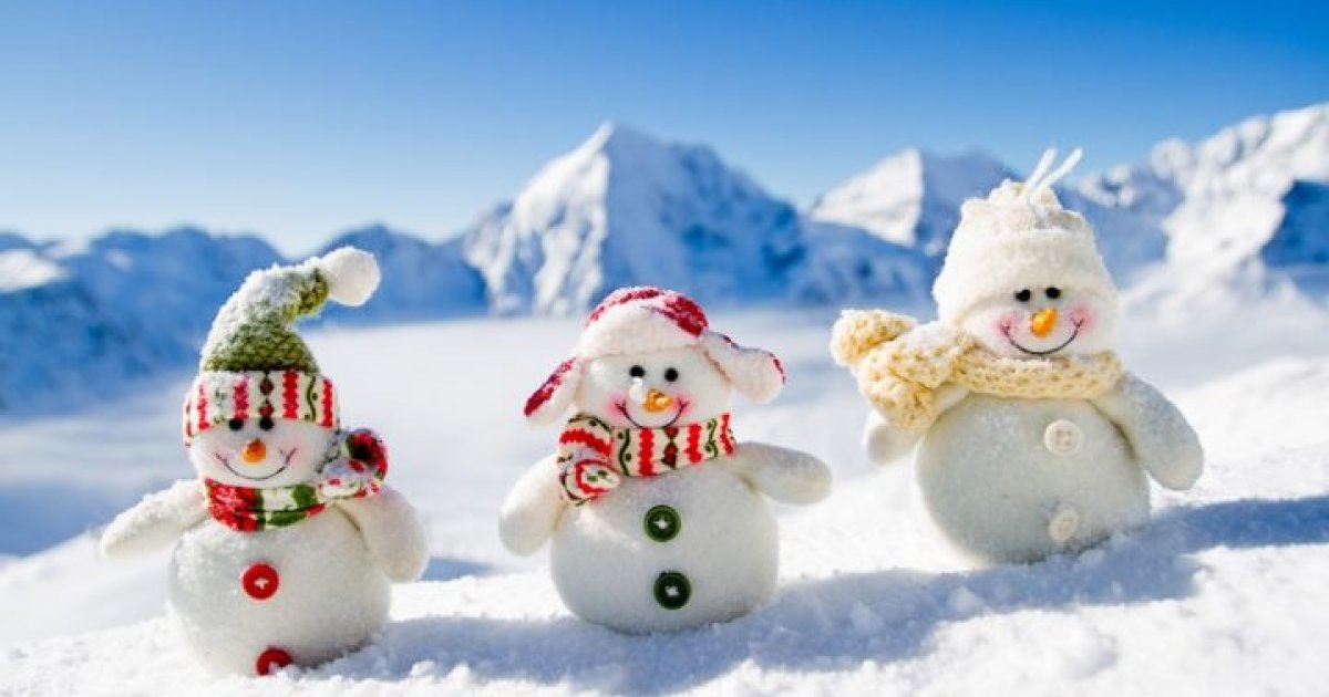 Na zdjęciu w scenerii zimowej stojące trzy bałwanki
