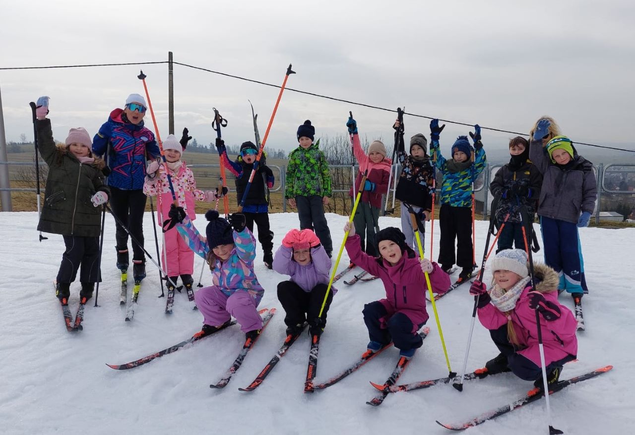 Zdjęcie przedstawia uczniów klasy Ib oraz opiekunów po zakończonym treningu na nartach.